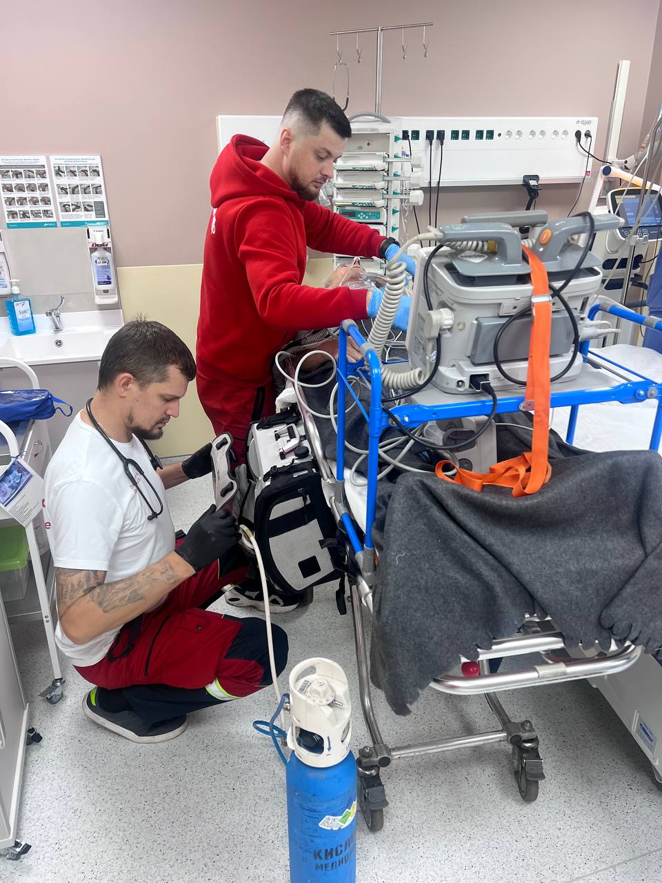 Портативный аппарат ИВЛ в салоне реанимобиля Ambulance24