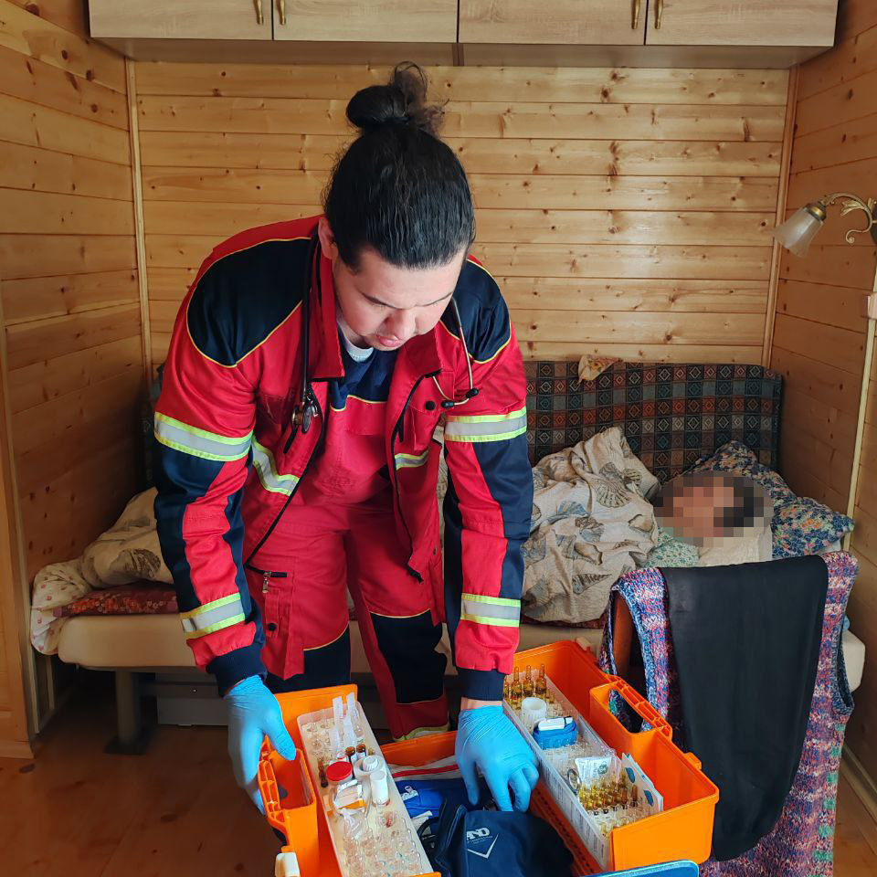 Врач и фельдшер бригады скорой помощи Ambulance24 на вызове у пациента