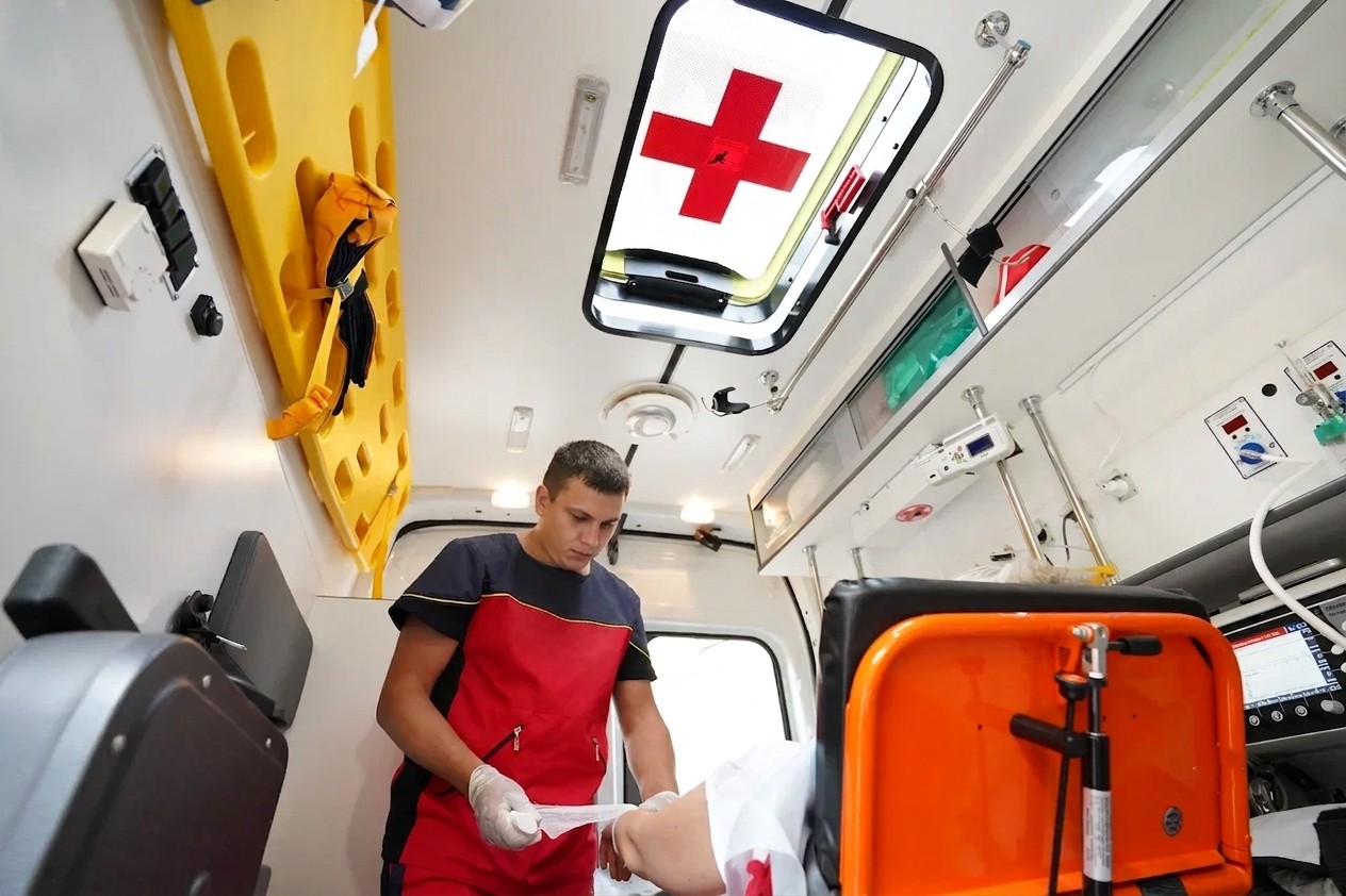 Медицинский салон реанимобиля Ambulance24 с оборудованием и носилками