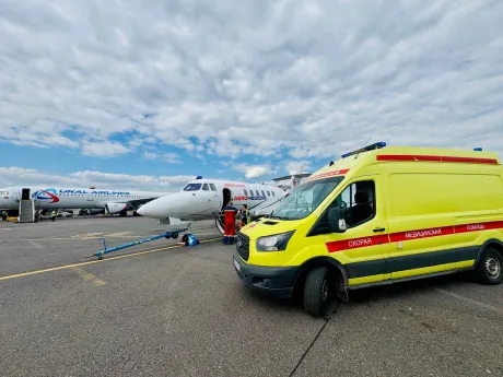 https://www.ambulance24.ru/upload/resize_cache/webp/iblock/522/r8tb60j7fbu6g6gvjd6fiek85yuddxrl/skolko_stoit_perevozka_patsientov_samoletom_iz_moskvy_ot_chego_zavisit_tsena_i_kak_ona_formiruetsya.webp